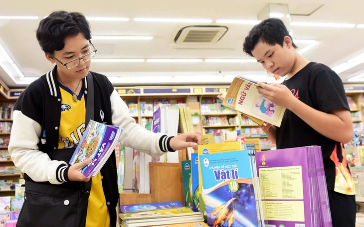 Phụ huynh thắc mắc miễn phí sách giáo khoa, sao phải mua thêm sách tiếng Anh? - Ảnh 2.