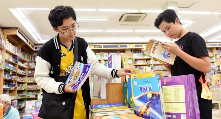 Học sinh nào được mượn, học sinh nào được cấp miễn phí sách giáo khoa? - Ảnh 1.