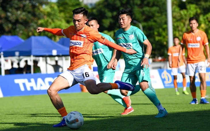 "Cầu thủ xuất sắc nhất" vòng loại tiếp tục lập hat-trick ở VCK Giải bóng đá công nhân - Ảnh 3.