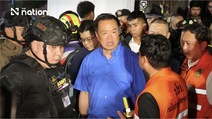 Người đàn ông 'lạ' mặc đồ kiểu quân đội, đứng cạnh Thủ tướng, hiên ngang trả lời báo chí về vụ cháy quán bar Thái Lan là ai? - Ảnh 1.