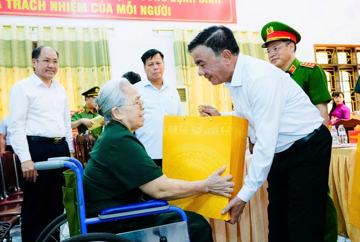 Thường trực Ban Bí thư Trần Cẩm Tú tặng quà tri ân các thương, bệnh binh - Ảnh 1.