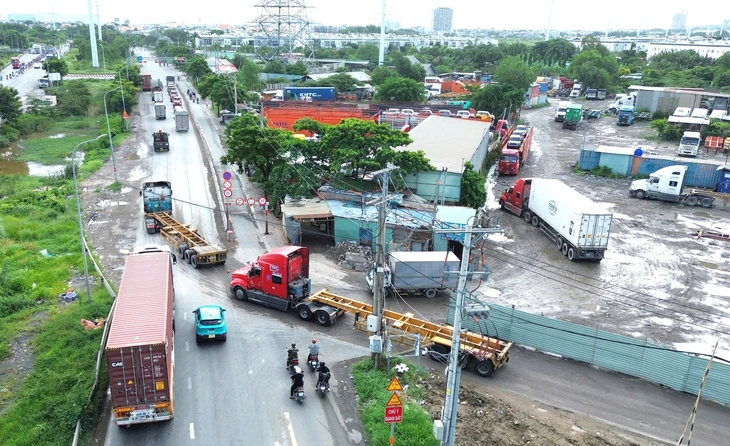 Bạn đọc và người dân đặt câu hỏi về việc xử lý bãi xe tự phát dọc trục Võ Chí Công - Ảnh 1.