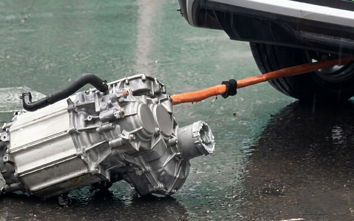 Lái xe Trung Quốc đi du lịch thế giới bất ngờ bị 'khóa' giữa đường, hãng phải lên xin lỗi - Ảnh 4.