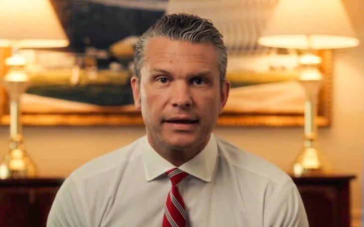 Bộ trưởng Pete Hegseth và Quyền Bộ trưởng Hải quân Hung Cao bênh vực phi công bay sát đầu đám đông - Ảnh 2.