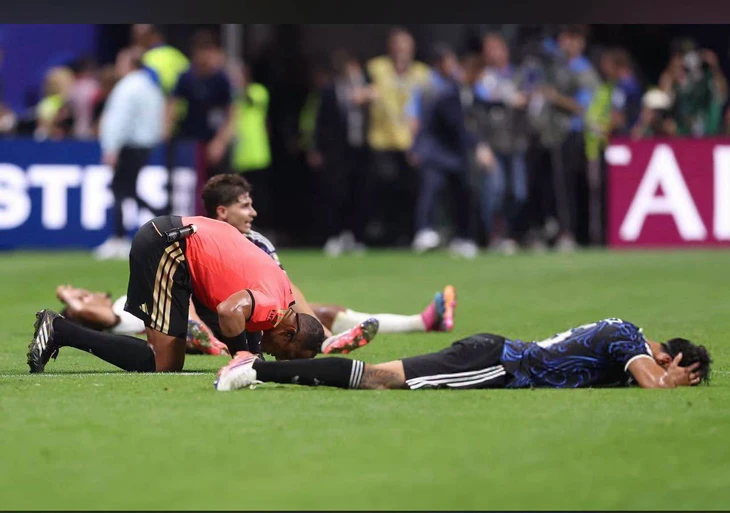 Tại sao trọng tài Ismail Elfath quỳ lạy giữa sân, sau trận Argentina thắng Anh 2-1 ? - Ảnh 1.
