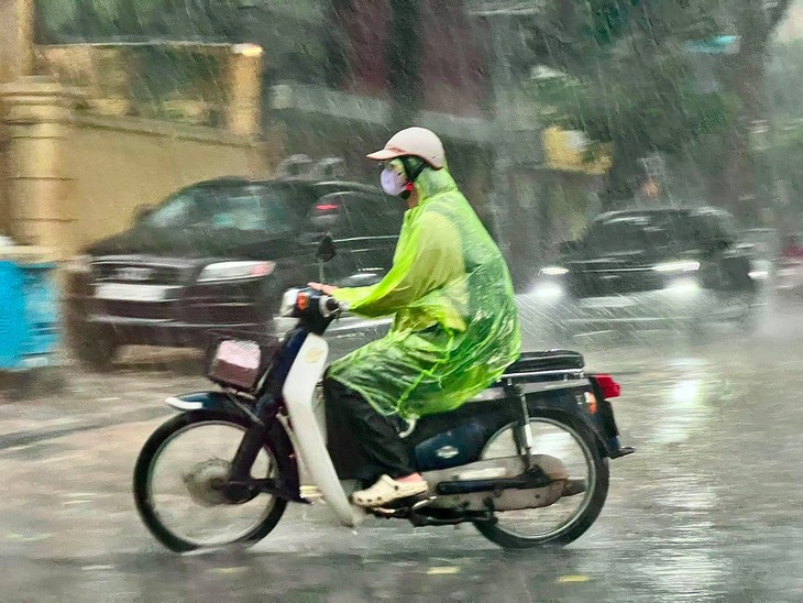 Hà Nội mưa dông mạnh, vùng núi Bắc Bộ mưa lớn đến 19-7, có nơi trên 300mm - Ảnh 1.