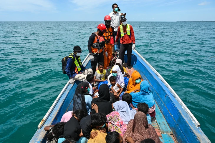 Lật tàu ngoài khơi Myanmar, Liên hợp quốc cảnh báo hơn 500 người có thể thiệt mạng - Ảnh 1.