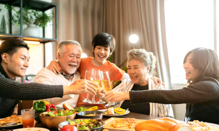 10 nhóm thực phẩm người trên 50 tuổi nên hạn chế - Ảnh 1.