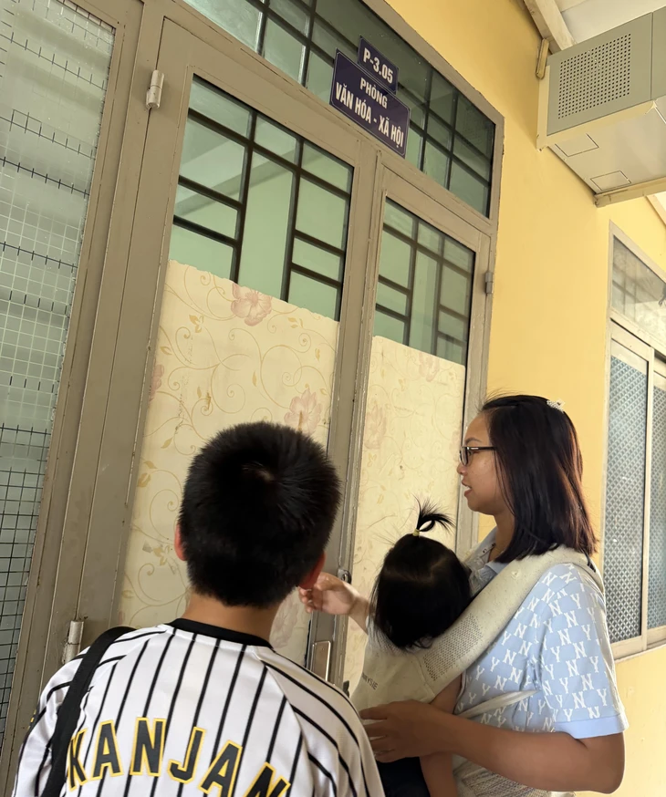 Phụ huynh 'rớt nước mắt' vì được điều chỉnh nguyện vọng tuyển sinh đầu cấp - Ảnh 1.