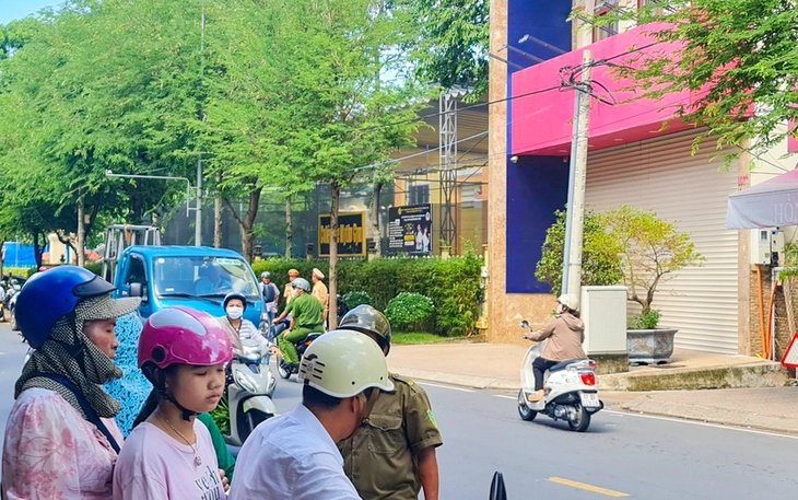 Tiệm vàng Hồng Phúc đóng cửa , tiệm vàng Mỹ Tho quá tải vì khách hàng đổ xô - Ảnh 6.