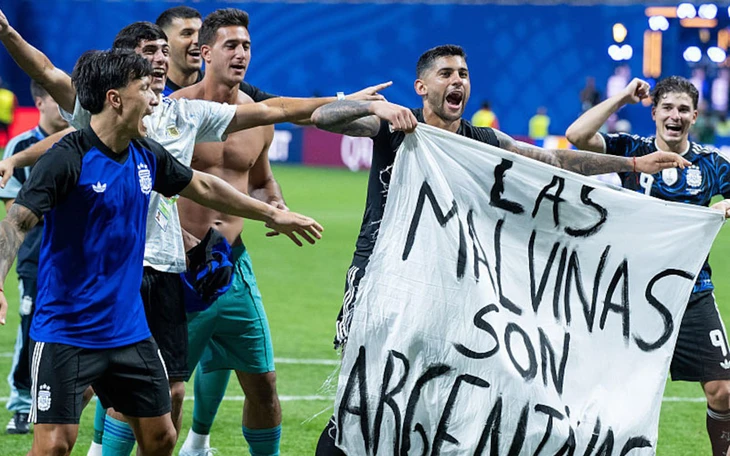 Messi 'lạnh người' khi phát hiện 'phao thi' của thủ môn Pickford - Ảnh 3.