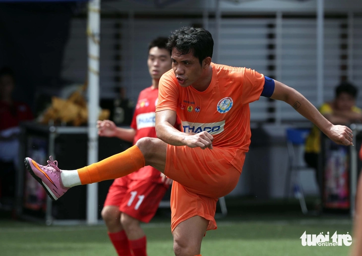 "Cầu thủ xuất sắc nhất" vòng loại tiếp tục lập hat-trick ở VCK Giải bóng đá công nhân - Ảnh 2.