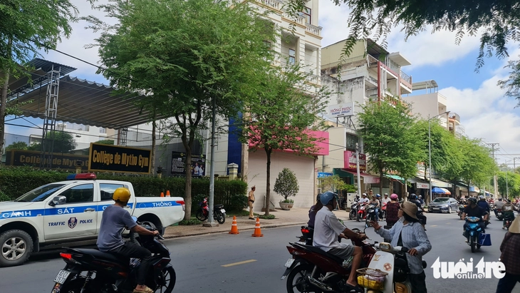 Tiệm vàng Hồng Phúc ở Mỹ Tho tạm ngưng hoạt động, nhiều khách hàng lo lắng - Ảnh 1.