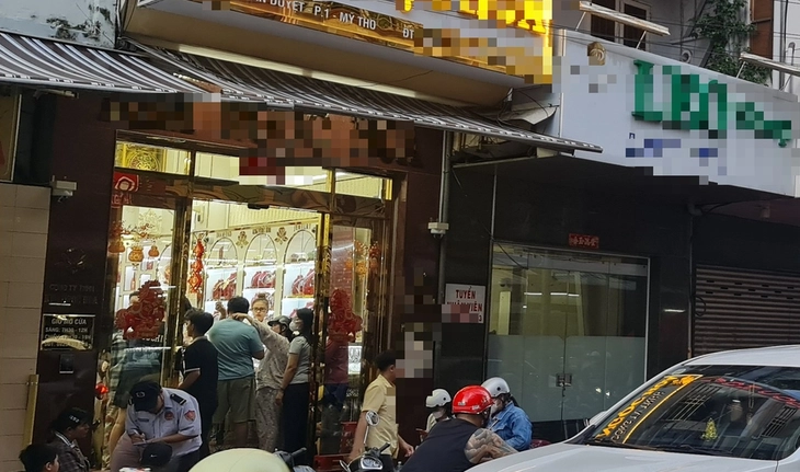 Tiệm vàng Hồng Phúc đóng cửa , tiệm vàng Mỹ Tho quá tải vì khách hàng đổ xô - Ảnh 1.