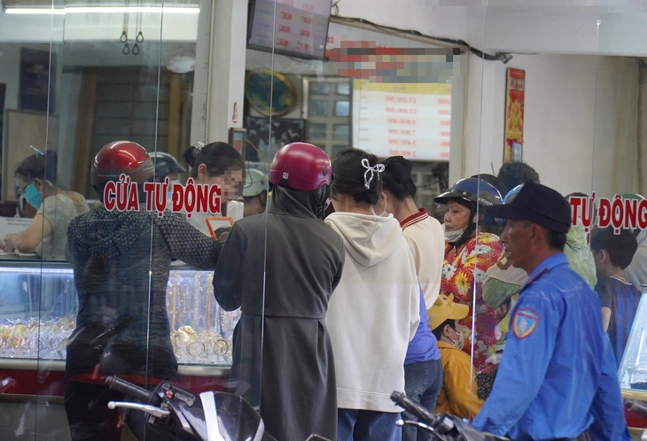 Tiệm vàng Hồng Phúc đóng cửa , tiệm vàng Mỹ Tho quá tải vì khách hàng đổ xô - Ảnh 3.