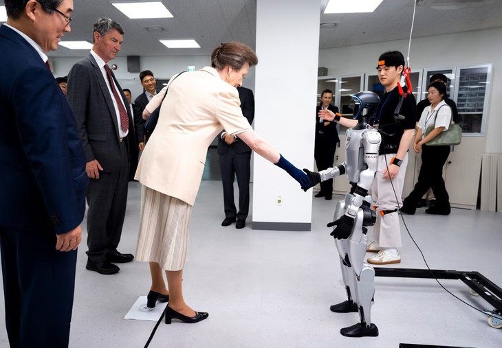 Chú robot ở Hàn Quốc 'diện kiến' công chúa Anne, làm bà cười thích thú - Ảnh 2.