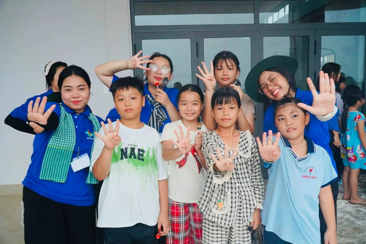 Sinh viên Indonesia và sinh viên TP.HCM cùng tham gia Mùa hè xanh tại xã Bàu Lâm - Ảnh 4.
