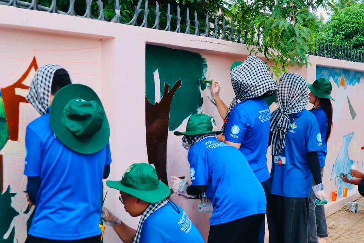 Sinh viên Indonesia và sinh viên TP.HCM cùng tham gia Mùa hè xanh tại xã Bàu Lâm - Ảnh 2.