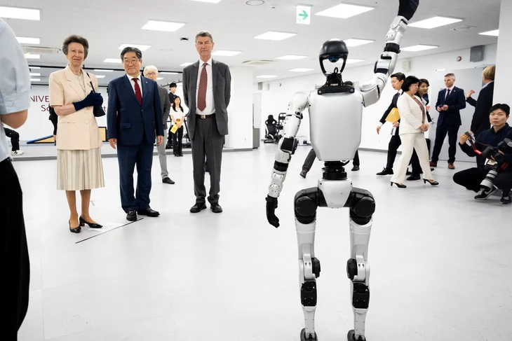 Chú robot ở Hàn Quốc 'diện kiến' công chúa Anne, làm bà cười thích thú - Ảnh 1.