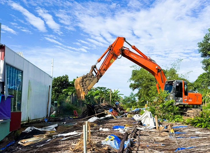 Cưỡng chế đất rừng ở Phú Quốc: Quyết liệt thu hồi hơn 1 , 5 ha đất bị lấn chiếm - Ảnh 1.