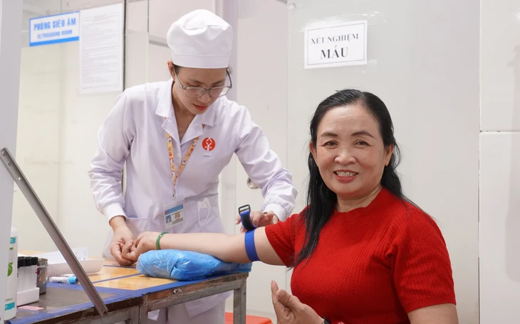 Phó bí thư Thành ủy Nguyễn Phước Lộc ghi nhận chuyển biến tích cực của ngành y tế TP.HCM  - Ảnh 3.