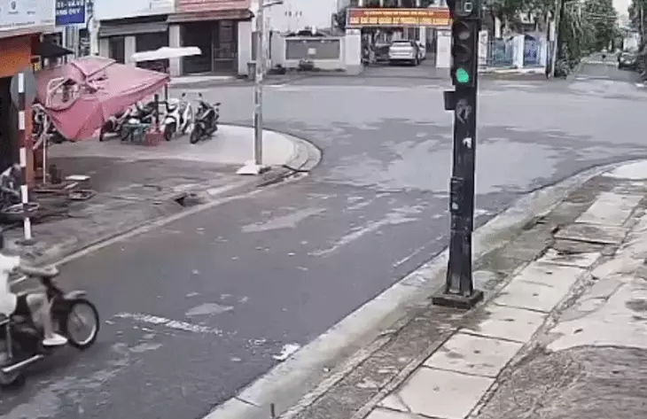 Xe máy qua ngã tư khi đèn xanh bị ô tô cứu thương tông trúng, Cục CSGT phân tích xe nào mắc lỗi? - Ảnh 1.