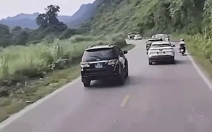 Ô tô chở 3 người lao xuống sông ở Hà Nội - Ảnh 2.