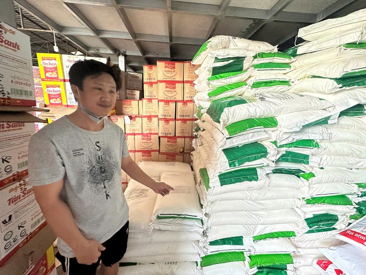 Bị điều tra, đường dây bán phụ gia thực phẩm giả ở TP.HCM ‘tác động’ lực lượng chức năng - Ảnh 2.