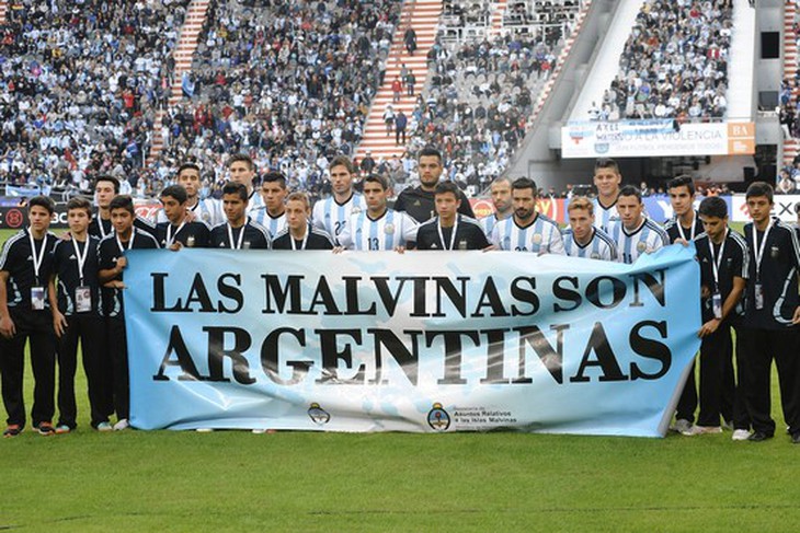 Mang thông điệp chính trị vào sân, tuyển Argentina có bị FIFA phạt? - Ảnh 1.