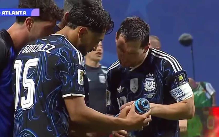 Tại sao trọng tài Ismail Elfath quỳ lạy giữa sân, sau trận Argentina thắng Anh 2-1 ? - Ảnh 2.