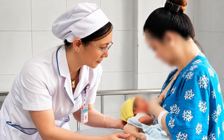 ‘Dở khóc, dở cười’ với hình ảnh chồng ngất xỉu trước phòng mổ khi đồng hành cùng vợ ‘vượt cạn’ - Ảnh 2.