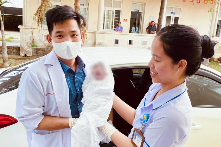 Ca đỡ đẻ đặc biệt và đầy cảm xúc - Ảnh 1.