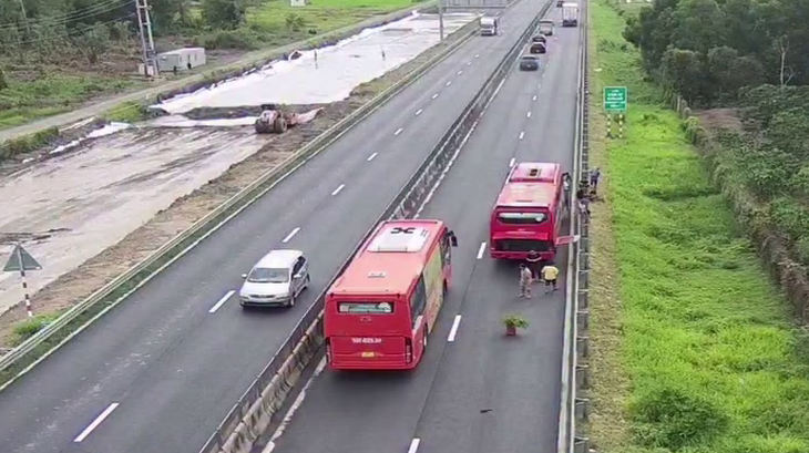 Xử phạt tài xế xe khách vì đặt cảnh báo cách xe chỉ 9,4m trên cao tốc Trung Lương - Mỹ Thuận - Ảnh 2.