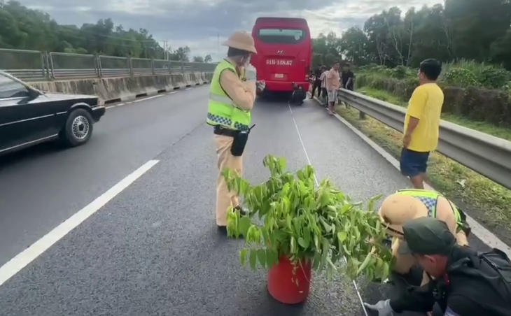 Xử phạt tài xế xe khách vì đặt cảnh báo cách xe chỉ 9,4m trên cao tốc Trung Lương - Mỹ Thuận - Ảnh 1.