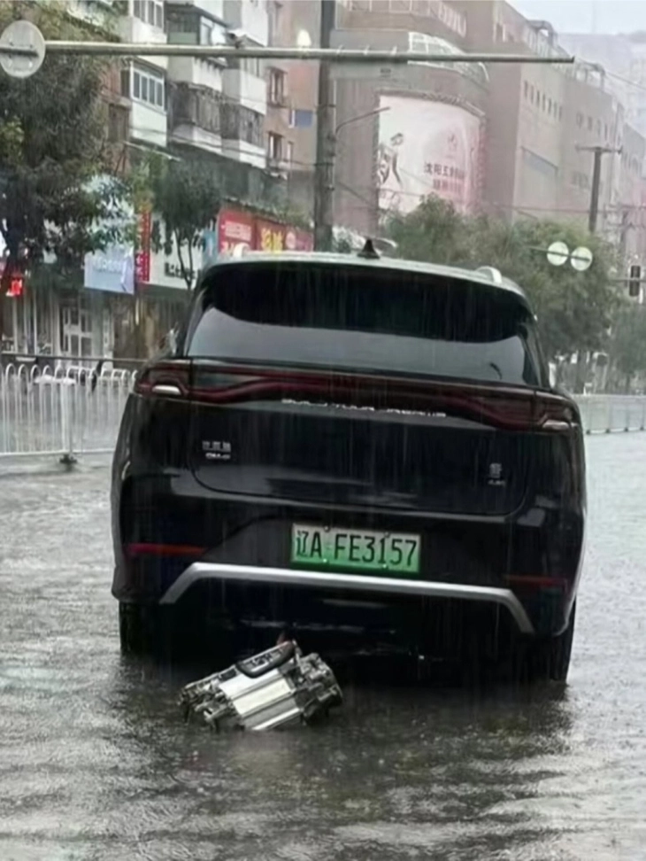 Vụ xe điện Trung Quốc 'đẻ rơi' mô tơ giữa đường: Hãng khẳng định do va chạm gầm xe - Ảnh 3.