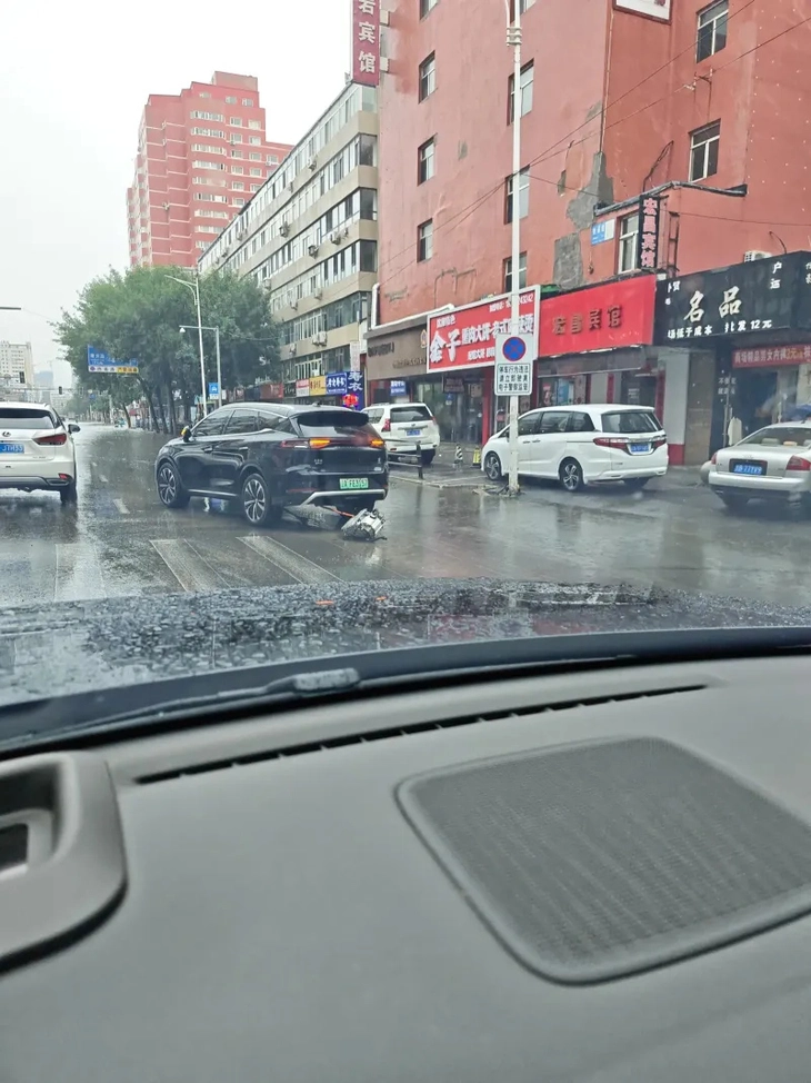 Vụ xe điện Trung Quốc 'đẻ rơi' mô tơ giữa đường: Hãng khẳng định do va chạm gầm xe - Ảnh 5.