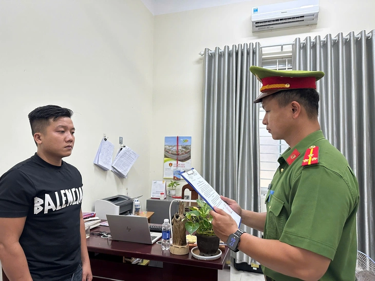 Đánh người, đe dọa, khóa cửa nhà đòi tiền đặt cọc đất, 2 người bị khởi tố - Ảnh 1.