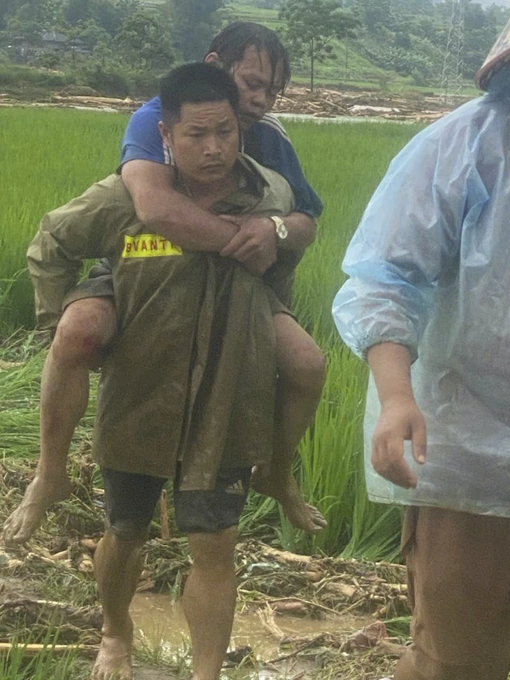 Lũ lớn đổ về bản làng ở Lai Châu, một số hộ dân bị cô lập, 2 người mắc kẹt - Ảnh 2.