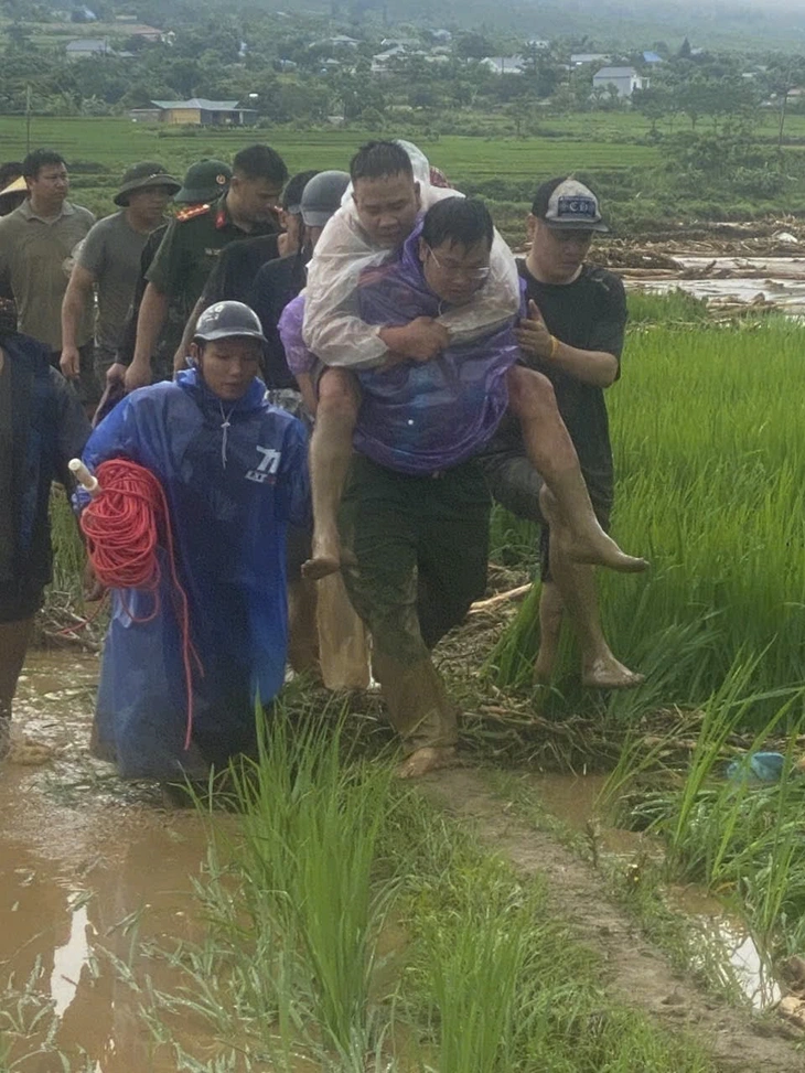 Lũ lớn đổ về bản làng ở Lai Châu, một số hộ dân bị cô lập, 2 người mắc kẹt - Ảnh 3.