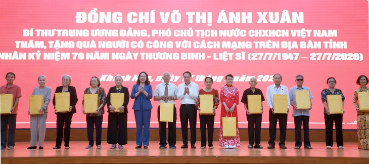 Phó Chủ tịch nước Võ Thị Ánh Xuân thăm, tặng quà người có công với cách mạng tại Khánh Hòa  - Ảnh 1.