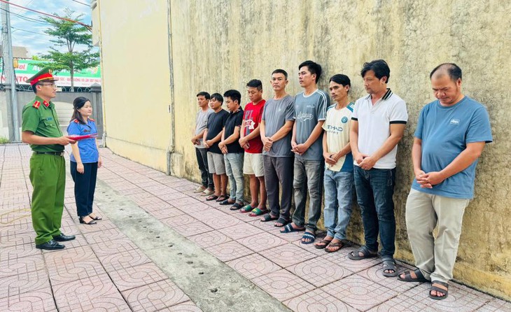 Huy động 50 cảnh sát triệt phá đường dây cá độ bóng đá trực tuyến hơn 200 tỉ đồng - Ảnh 1.