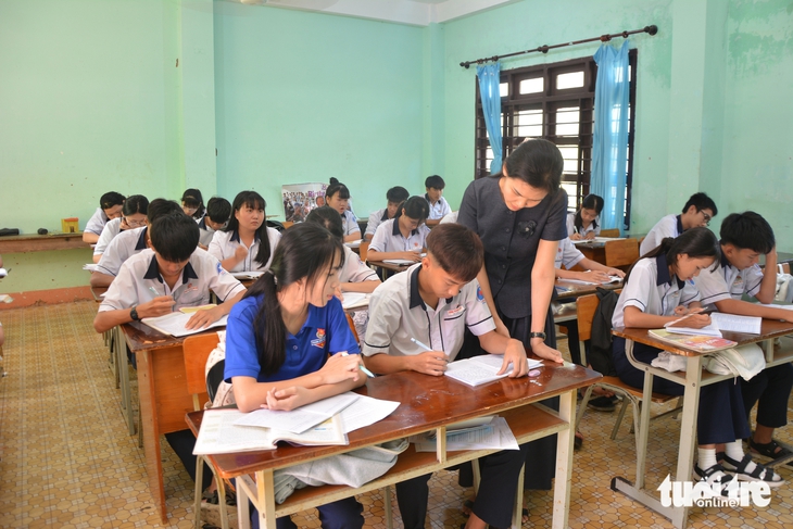Học sinh vùng đặc biệt khó khăn, hải đảo ở Lâm Đồng được miễn phí sách giáo khoa  - Ảnh 1.