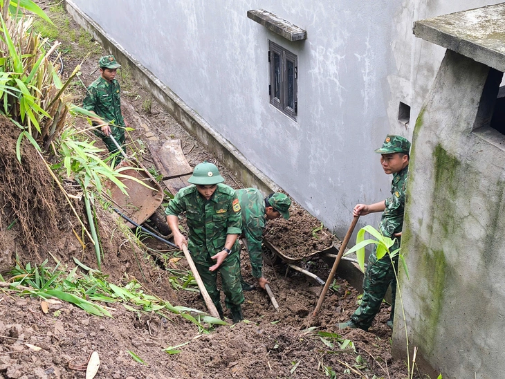 Căng dây 'giải cứu' ba người mắc kẹt giữa dòng lũ - Ảnh 2.