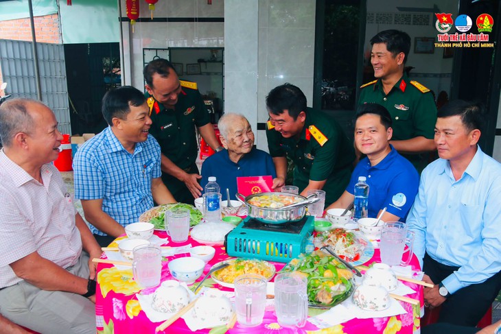 Tặng quà tri ân cựu chiến binh và Mẹ Việt Nam Anh hùng kỷ niệm 79 năm Ngày Thương binh - Ảnh 3.