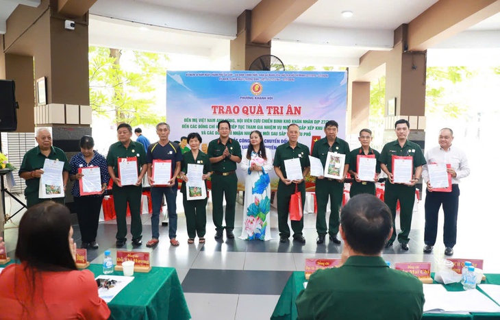 Tặng quà tri ân cựu chiến binh và Mẹ Việt Nam Anh hùng kỷ niệm 79 năm Ngày Thương binh - Ảnh 2.