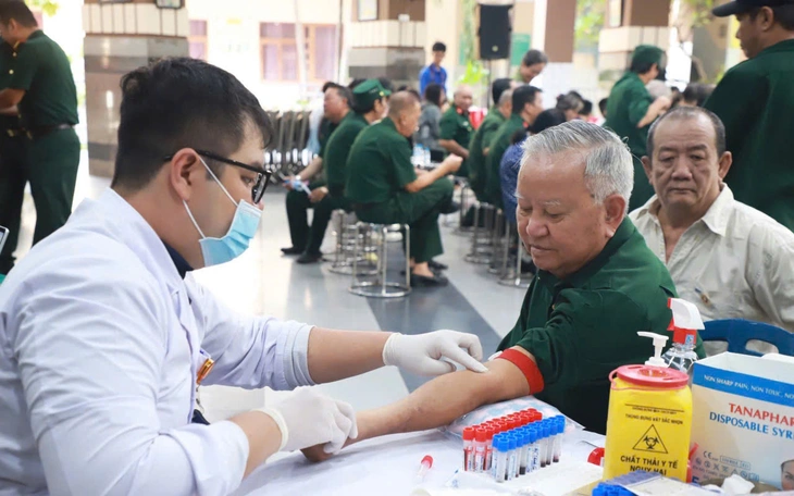 Hơn 1.500 phụ nữ dâng đóa cúc trắng tri ân Mẹ Việt Nam anh hùng - Ảnh 2.