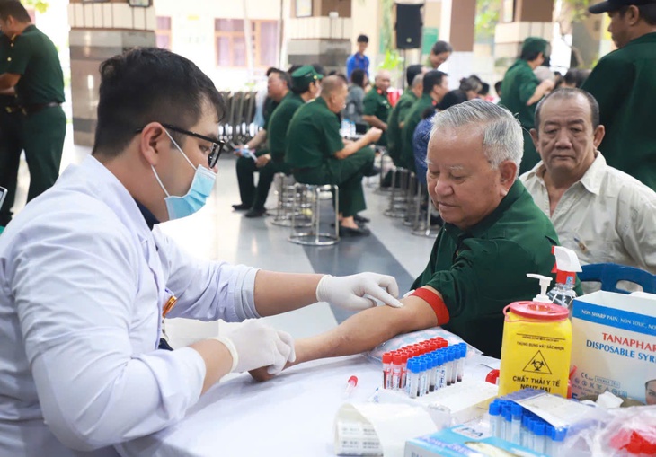 Tặng quà tri ân cựu chiến binh và Mẹ Việt Nam Anh hùng kỷ niệm 79 năm Ngày Thương binh - Ảnh 1.