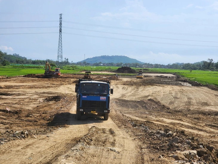 Dự án trọng điểm ở Quảng Ngãi 'chạy không nổi' vì thiếu đất, đá, cát - Ảnh 3.