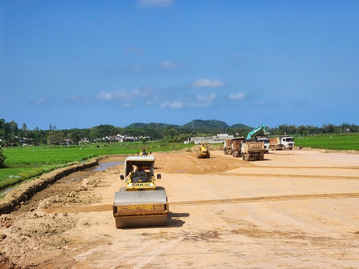 Dự án trọng điểm ở Quảng Ngãi 'chạy không nổi' vì thiếu đất, đá, cát - Ảnh 4.