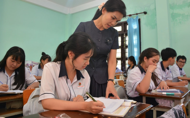 Phụ huynh TP.HCM thắc mắc miễn phí sách giáo khoa, sao phải mua thêm sách tiếng Anh? - Ảnh 2.